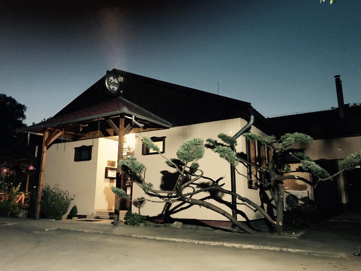 Sztar Motel Etterem Balassagyarmat Zewnętrze zdjęcie